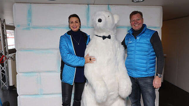 Martina Müller und Dieter Wäschle mit dem Eisbär, der die Besucher auf dem Weihnachtsschiff begrüßt.