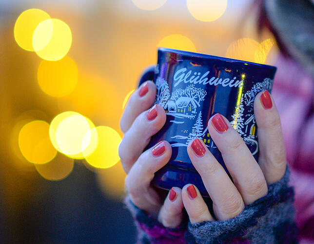 Auch wenn der Name etwas anderes verspricht: Glühwein und alkoholische Heißgetränke wärmen uns an kalten Tagen nicht von innen. Vielmehr ...