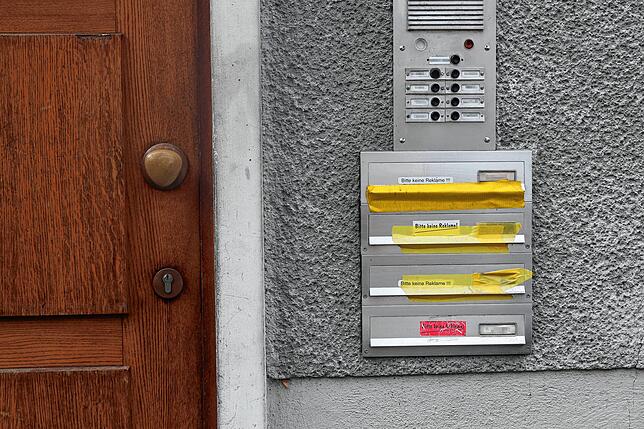 Viele Mieter sind bereits ausgezogen, ihre Briefkästen zugeklebt.