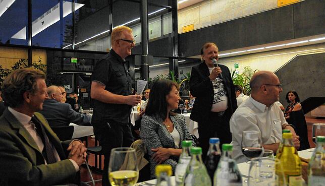 Moderator Michael Fleiner interviewt den ehemaligen Stadtbeauftragten Ralf Städele.