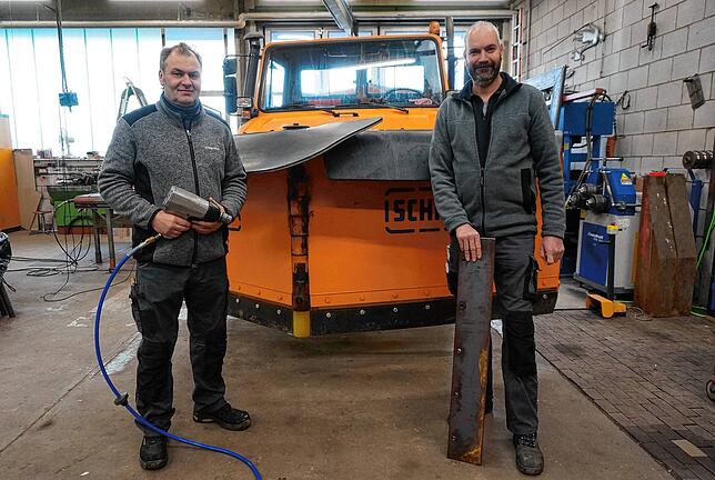 Ein Schneepflug wird gewartet: Patrick Stein (links) und Joachim Ebner haben in der Schlosserei des Baubetriebshofs die eisernen, durch ...