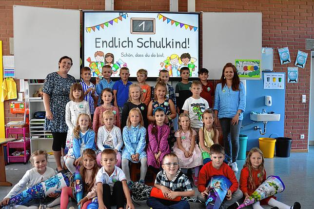 Die erste Klasse der Richard Dorer Schule Schönwald mit den Klassenlehrerinnen Rebekka Weiß und Anja Giantomasi.