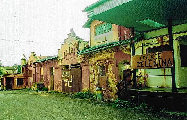 Sanierungsstau: Noch im Jahr 2001 gab es viele Gebäude – hier eine Brauerei – die zu verfallen drohten. Die Tschechen aber brachten die ...