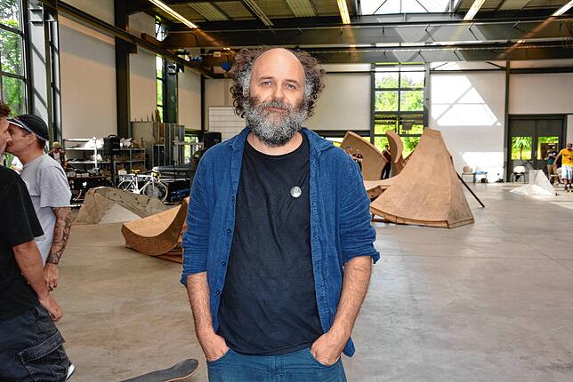 Sergej Vutuc ist der diesjährige Werkstattpreisträger der Kunststiftung. Im Hintergrund seine Skater-Skulpturen.