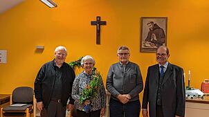 Bei den Ehrungen (von links): Präses Pfarrer Veit Rutkowski, Irmgard Beck (65 Jahre), Bernhard Bächle (25 Jahre) und der Vorsitzende ...