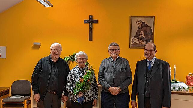 Bei den Ehrungen (von links): Präses Pfarrer Veit Rutkowski, Irmgard Beck (65 Jahre), Bernhard Bächle (25 Jahre) und der Vorsitzende ...