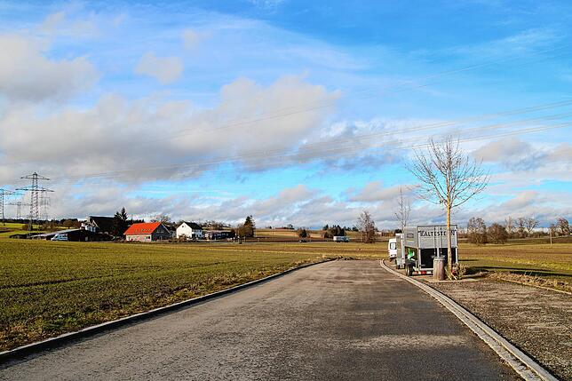 Noch endet die Raiffeisenstraße in einer Wiese am nördlichen Rand des Gewerbegebiets Breitelen Strangen. Doch das soll sich bald ändern, ...