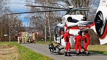 Ein Rettungshubschrauber bringt einen Schwerverletzten am Sonntagmittag, 23. März, in eine Spezialklinik.