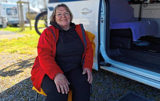 Die Sonne ist an diesem Apriltag stark. Veronika Jäger sitzt im Schatten ihres Campervans.