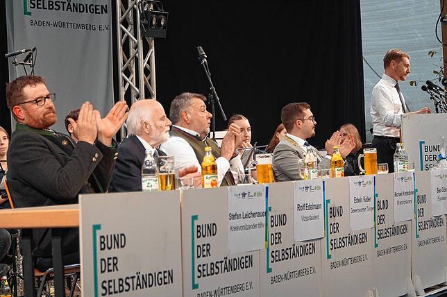 Mittelstandskundgebung im Festzelt 2024. Am Rednerpult Michael Kretschmer, sitzend rechts Bürgermeister Selcuk Gök.