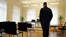Ein Justizwachmeister steht im Sitzungssaal des Amtsgerichts Überlingen. Das Foto entstand als Symbolbild.
