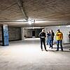 Holger Hornig (ganz links) vom Amt für Gebäudewirtschaft und Hochbau führt die Gruppe durch die Unterführung.