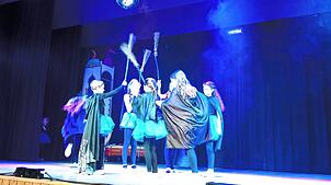 Tänze, Kabarett, Büttenreden und mehr wird bei der Bühnenshow am 28. Februar geboten. Hier die Bühlemer Junggarde mit einem Hexentanz. ...