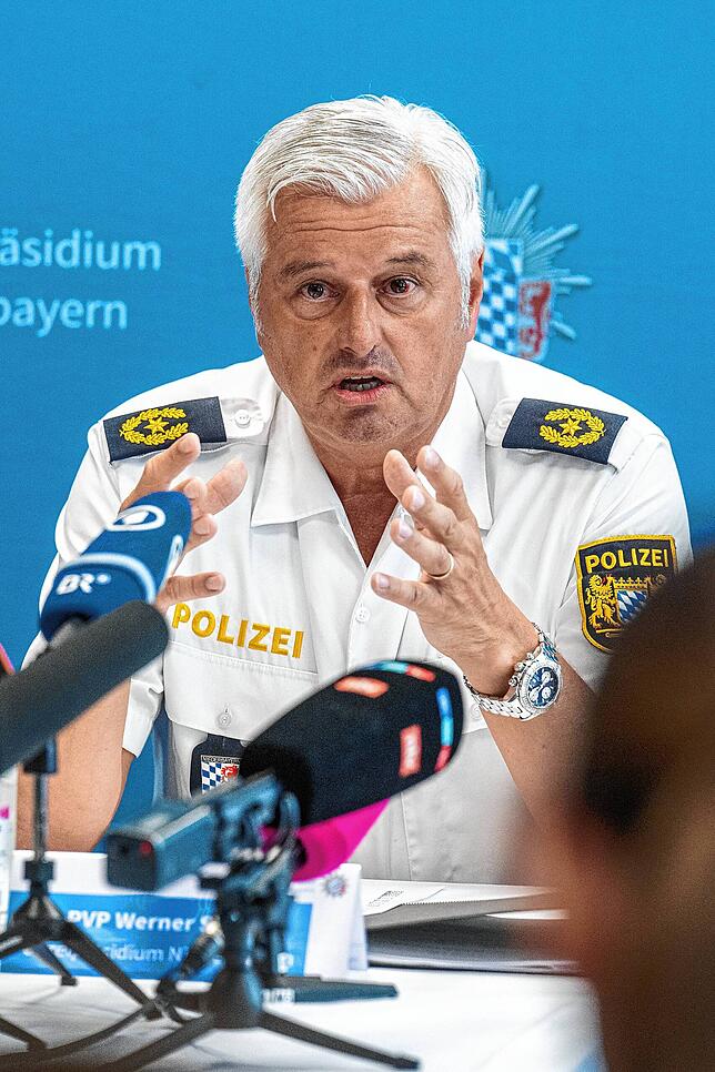 Werner Sika vom Polizeipräsidium Niederbayern spricht während einer Pressekonferenz nach einem Angriff auf Passagiere in einem ICE in ...