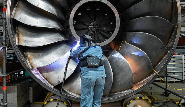 Immer stärker getroffen sind Maschinenbauer. Im Bild die Turbinenmontage bei Voith in Heidenheim.