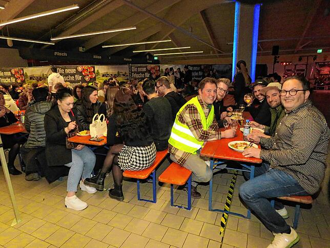 Abbruch- und Abschiedsparty: Im leergeräumten Edeka-Markt in Geisingen wird gefeiert. Das Ehepaar Milkau lud alle 350 Mitarbeiter der ...