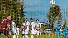 Das Ding passt: Für Schlussmann Marco Herrmann vom FC Wittlingen gab es bei diesem Freistoß von Johannes Lauber (rechts, im Hintergrund) ...