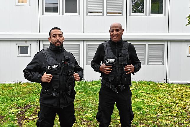 Oussama Ougab und Youssef Maslouhi sind zwei von acht Sicherheitskräften in der Badstraße. In Schichtarbeit wird die Container-Anlage ...
