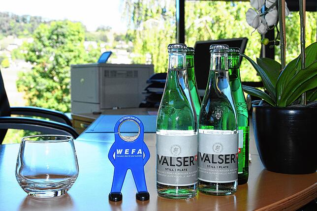Auf dem Schreibtisch im Geschäftsführungsbüro steht der Wefa-Flaschenöffner einträchtig neben schweizerischem Valser-Wasser.