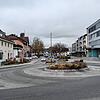 Die Hauptstraße mit Sparkassen-Kreisel. Auch dieser Abschnitt ist Teil des Sanierungsgebiets Ortsmitte II in Rielasingen und soll ...