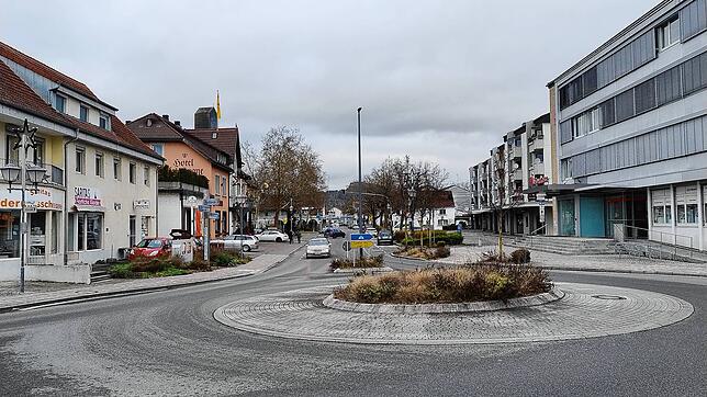 Die Hauptstraße mit Sparkassen-Kreisel. Auch dieser Abschnitt ist Teil des Sanierungsgebiets Ortsmitte II in Rielasingen und soll ...