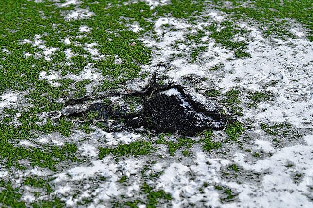 So sehen die Schäden aus, die der Kunstrasenplatz des FC Bernau davon getragen hat.