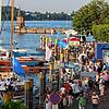 Das Anlegen der klassischen Segelyachten lockt viele Besucher in den Konstanzer Hafen.