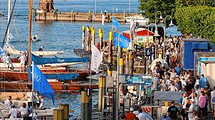 Das Anlegen der klassischen Segelyachten lockt viele Besucher in den Konstanzer Hafen.