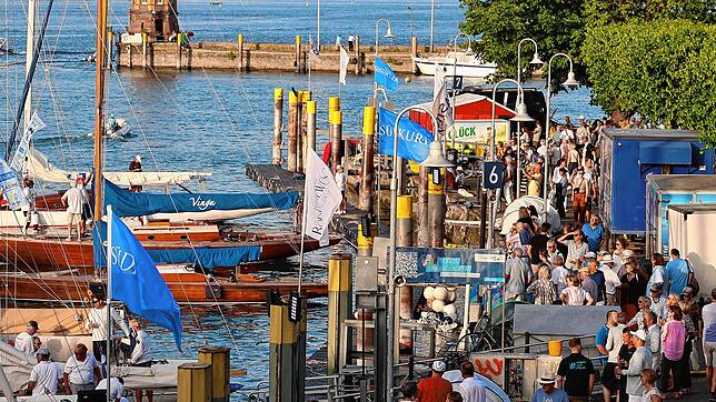 Das Anlegen der klassischen Segelyachten lockt viele Besucher in den Konstanzer Hafen.