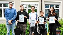 Sie treten fürs Stadtradeln in die Pedale und freuen sich mit Organisator Dennis Beck (links) über eine Urkunde: die Schüler Timo Bold ...