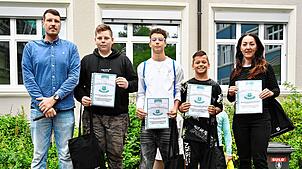 Sie treten fürs Stadtradeln in die Pedale und freuen sich mit Organisator Dennis Beck (links) über eine Urkunde: die Schüler Timo Bold ...