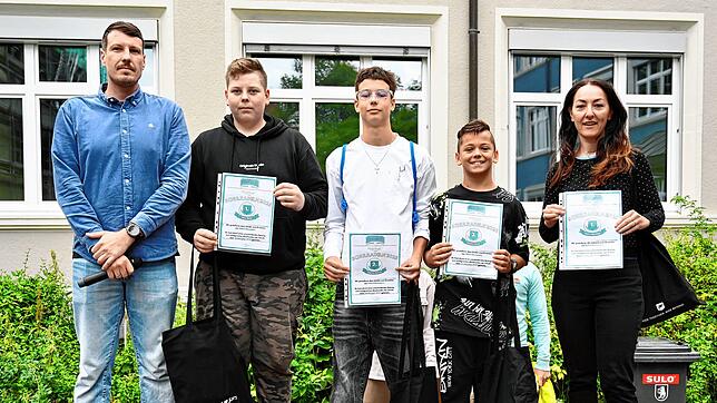 Sie treten fürs Stadtradeln in die Pedale und freuen sich mit Organisator Dennis Beck (links) über eine Urkunde: die Schüler Timo Bold ...