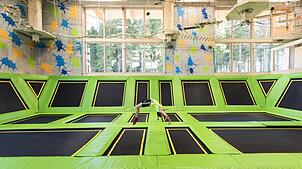 Olivia macht am 08.12.2016 auf dem Feldberg im Schwarzwald (Baden-Württemberg) in einer Indoor-Sportanlage einen Flickflack. Die ...