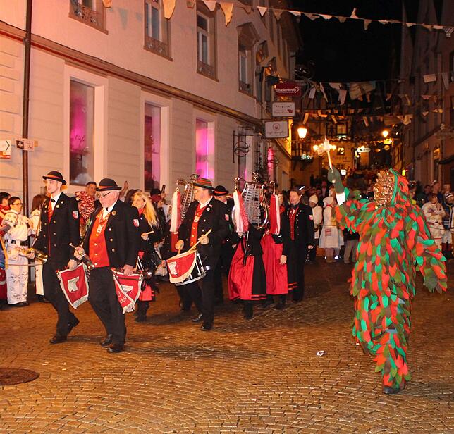 Beim Brauchtumsabend am Samstag: Die Narren aus Bad Canstatt mit ihrem prächtigen Spielmannszug laden zum Felbentanz ein.