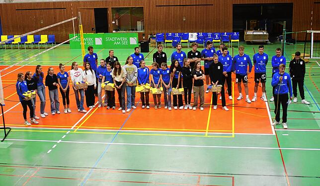 Die erfolgreichen Volleyballerinnen und Volleyballer des TSV Mimmenhausen, die zum Auftakt des Tag der offenen Tür geehrt wurden.