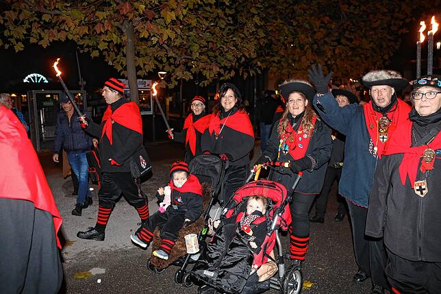 Bild 11: Dem Wasser entstiegen &ndash; Seegeister starten in die Fasnacht. Alle Foto gibt es hier