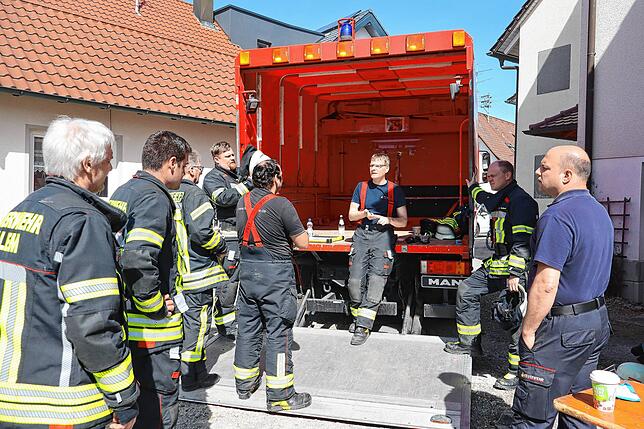 Einweisung durch Thomas Karrer (Mitte): Auch der stellvertretende Kommandant Klaus Moser (rechts) hört zu.