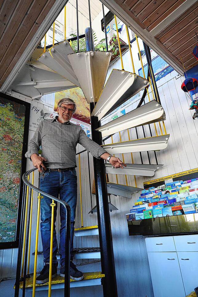 Robert Leitner, Flugleiter, am Konstanzer Flugplatz.