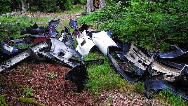Der Wald als Müllablage: Ein Unbekannter hat Autoteile im Wald bei Görwihl im Hotzenwald entsorgt.