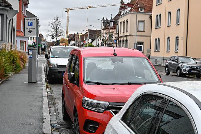 In der Freiheitsstraße könnten die bisherigen Langzeitparkplätze schon bald Kurzzeitparkplätze sein.