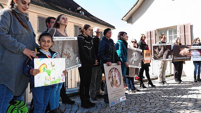 Tierschützer protestierten vor dem Bezirksgericht Laufenburg.