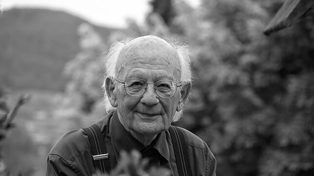 Bruno Epple, hier im Jahr 2021 im Garten seines Hauses in Wangen auf der Höri.