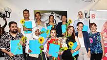 Freude bei den Schülern und ihren Begleitern: hinten von links Kamran Naseri, Lelti Tame Gebremaryam, Nazanin Rezaye, Suphansa Soprommi, ...