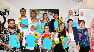 Freude bei den Schülern und ihren Begleitern: hinten von links Kamran Naseri, Lelti Tame Gebremaryam, Nazanin Rezaye, Suphansa Soprommi, ...