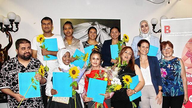 Freude bei den Schülern und ihren Begleitern: hinten von links Kamran Naseri, Lelti Tame Gebremaryam, Nazanin Rezaye, Suphansa Soprommi, ...