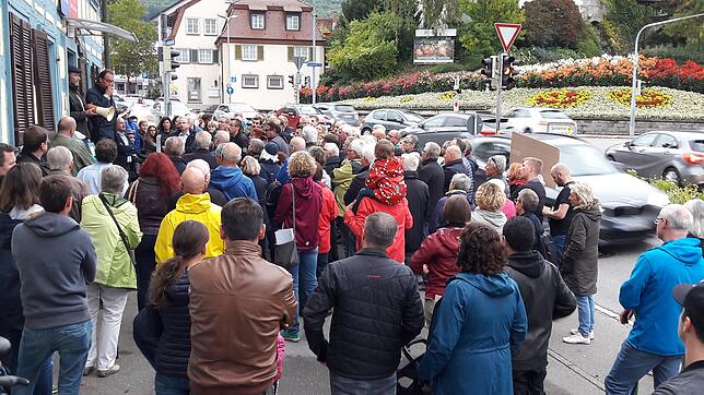 Rund 100 Menschen folgten am Donnerstagabend dem Aufruf der Interessengemeinschaft pro Südumfahrung und unterstützten die Forderung, ...