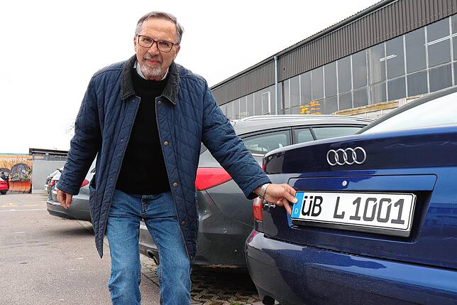 Freut sich über sein neues Kennzeichen: der Überlinger Hubert Liesel.