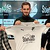 Noch einer: Torwart Betim Berisha (Mitte) wechselt vom FV Lörrach-.-Brombach zum FC Wittlingen. Über den Neuzugang freuen sich Trainer ...