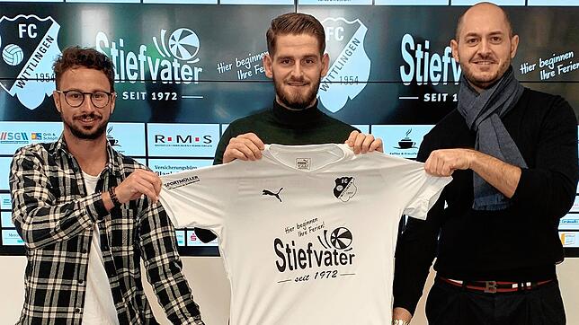 Noch einer: Torwart Betim Berisha (Mitte) wechselt vom FV Lörrach-.-Brombach zum FC Wittlingen. Über den Neuzugang freuen sich Trainer ...