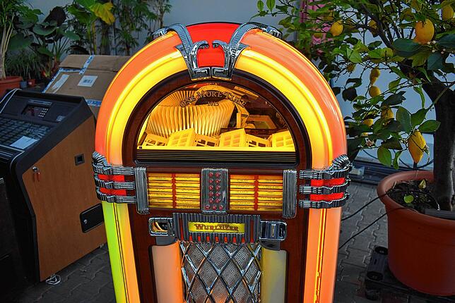 Eine Wurlitzer-Musikbox aus der Sammlung von Kurt Huber mit Details fürs Auge hat der leidenschaftliche Sammler neben vielen anderen in ...